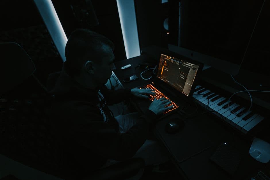 What to Expect When Working with a Music Producer